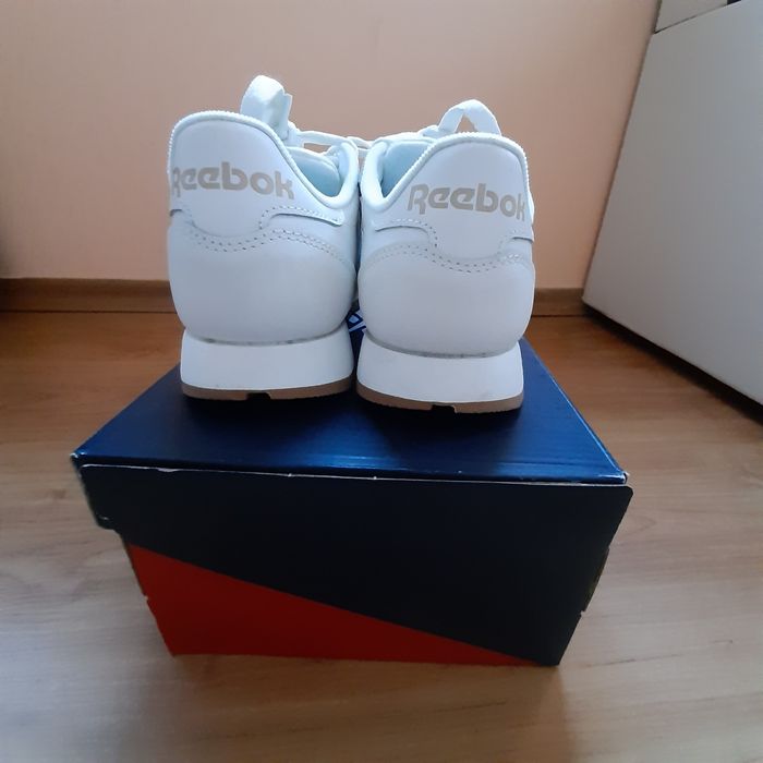 Дамски маратонки рийбок кожени, бели .В отлично състояние, са .