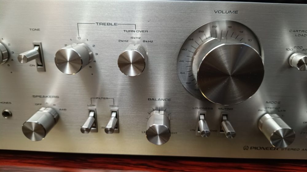 Усилитель в очень хорошем состоянии.