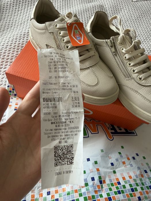 Продам кожаные кроссовки