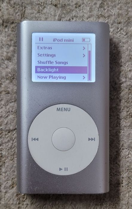 Ipod mini 8gb si mini 4gb
Stare estetica destul de proasta