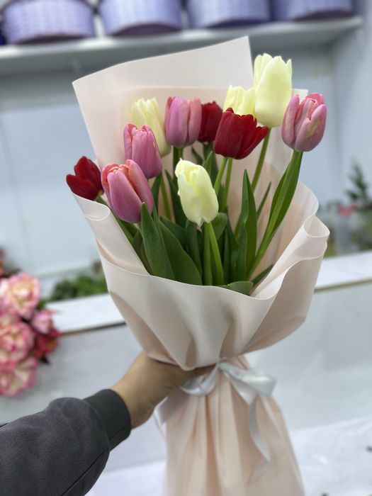 Lola tyulpan buket gullar tabiy