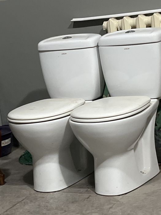 два одинаковых унитаза б/у