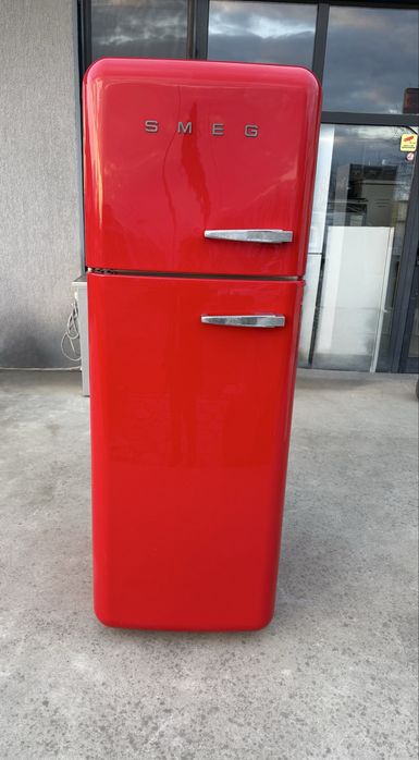 Перфектен червен хладилник SMEG