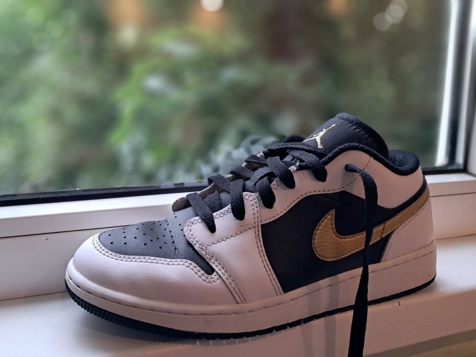 Jordan 1 Low gold