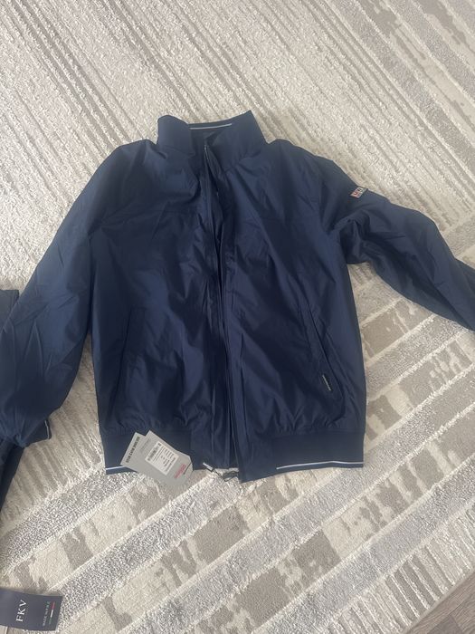 Продаем куртку ветровку