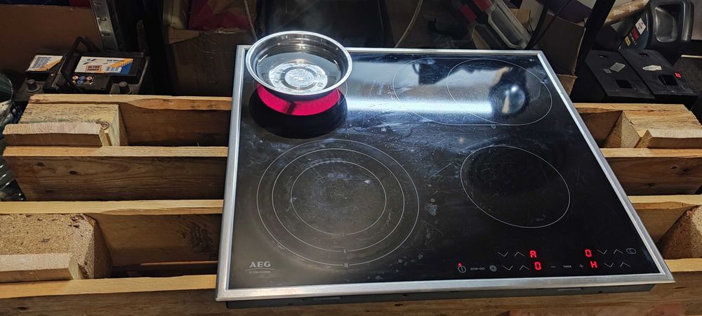 Продавам електрически кухненски плот за вграждане на АЕG