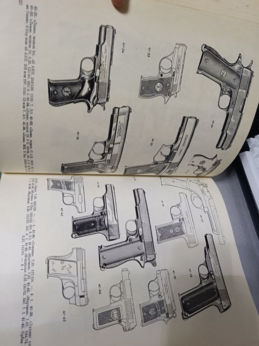 Книга "Револьверы и Пистолеты"