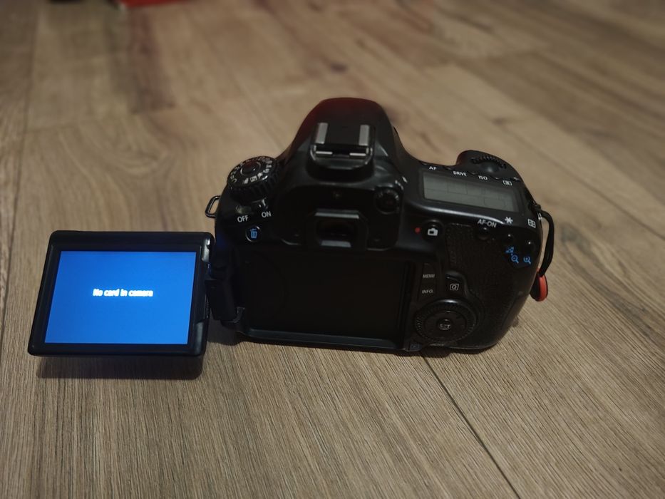 Canon EOS 60D + Obiectiv 18-55mm