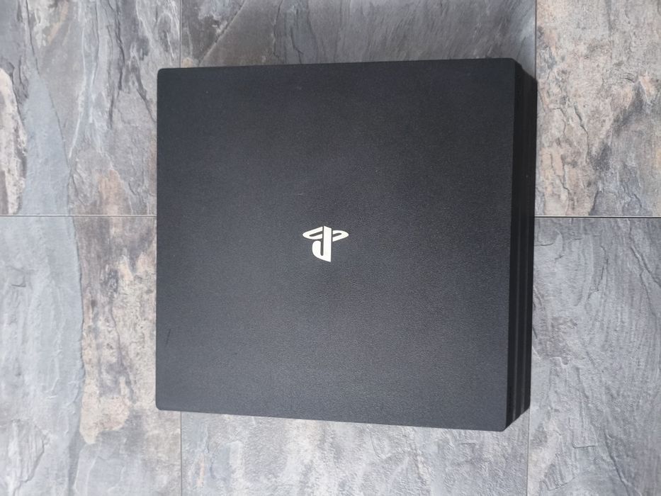 Ps4 pro +14 игри +волан и акаунт.