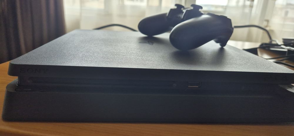 PS4 slim 500 GB .