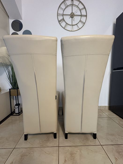 2 scaune tapițate culoare crem / ivoire (model înalt, foarte confortabile)
