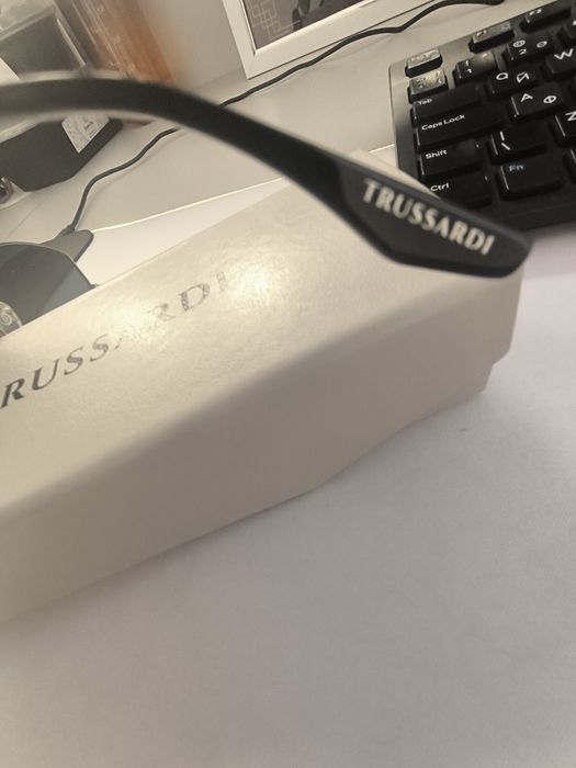 Очки солнцезащитные НОВЫЕ Trussardi.