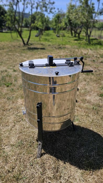 Vând inventar apicol – echipamente și stupi