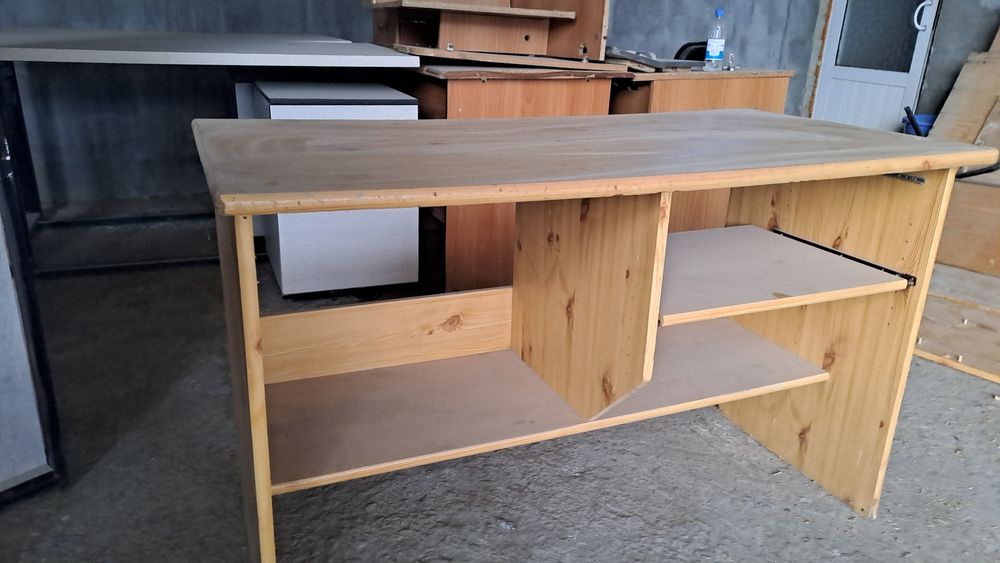 Tez va arzon stollarimiz sotiladi