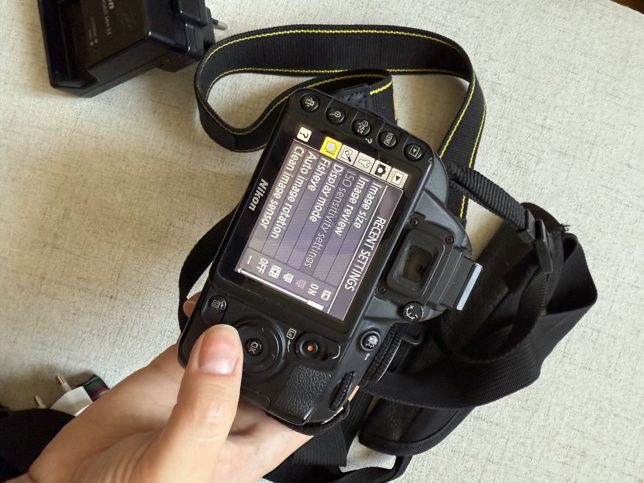 Nikon DSRL  cu obiectiv, husa si incarcator