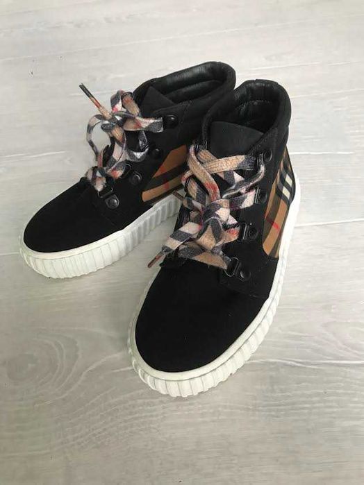 Ghetute copii Burberry impecabile