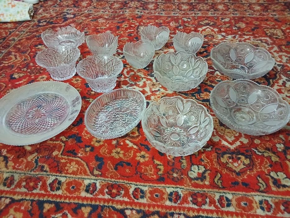 Б/у хрусталь , количество примерно 60 шт всё целое.