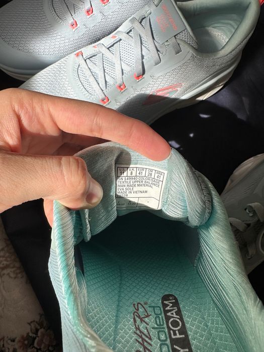 Продаю новые кроссовки Skechers ( оригинал )