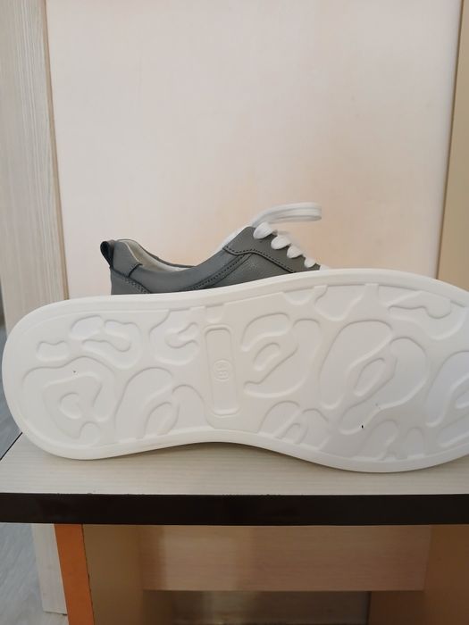 Кроссовки серые кожаные