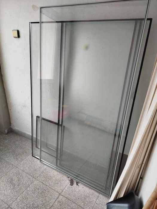 Дървена дограма с двойни прозорци, без каси, преграда за тераса.