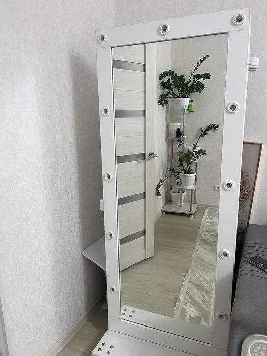 Продам напольное зеркало с лампочками