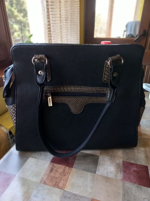 Дамска чанта с много джобчета и елегантна визия