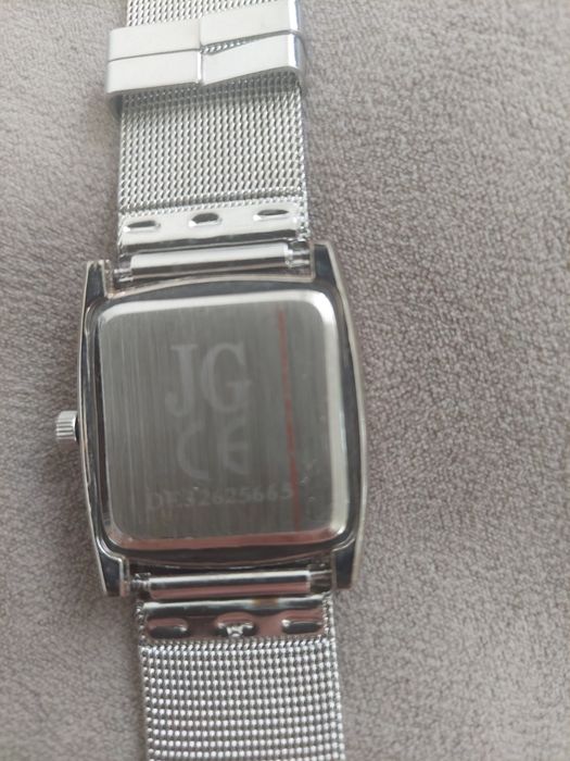 Дамски кварцов часовник.