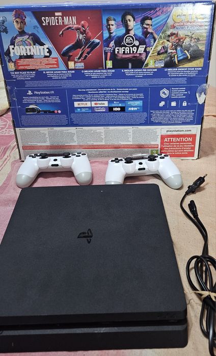 Vând playstation 4  slim  1TB
