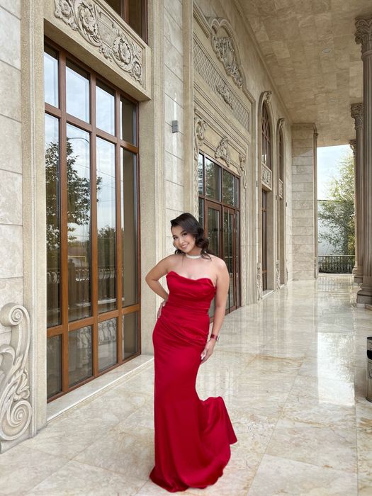 Продам очень краасивое красное платье !