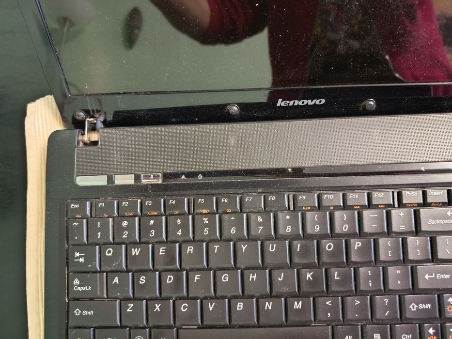 Продавам лаптоп Lenovo G560