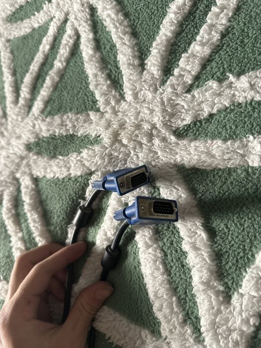 Монитор с проводами