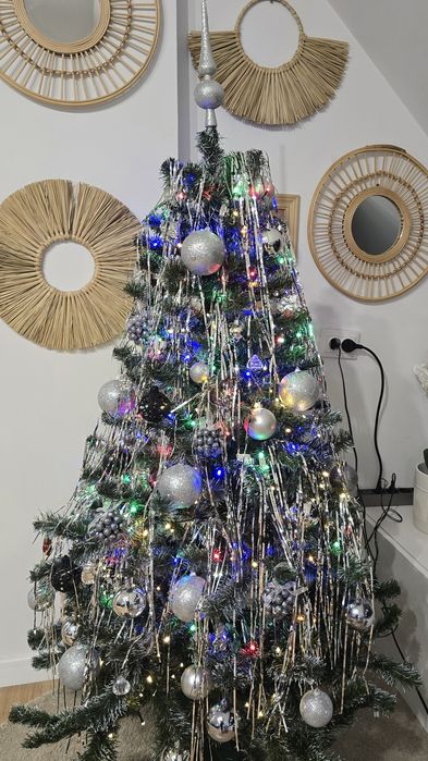 Коледна елха украсена-играчки+лампички