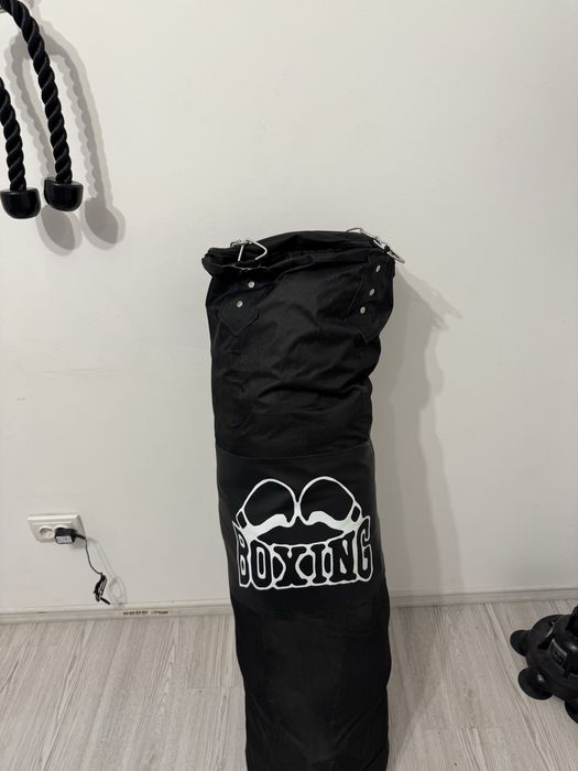 Sac de box umplut cu nisip si haine