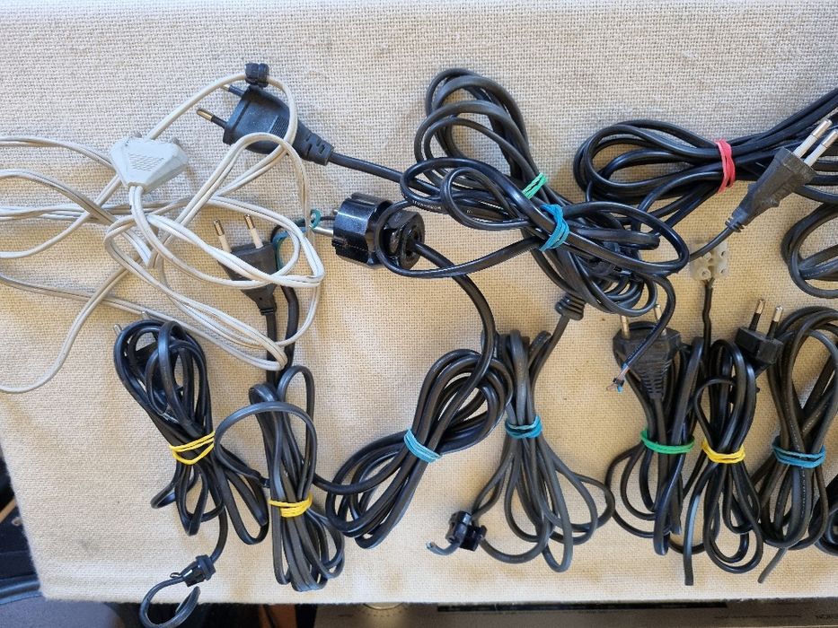 Pachet dif cabluri alimentare pt aparatura.. Perfect functionale.