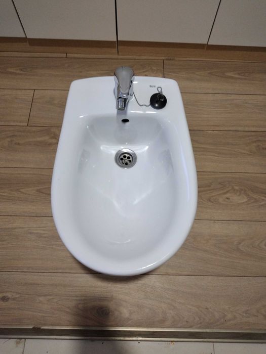 Include bideu din porțelan, robinet monocomandă și supapă de spălare