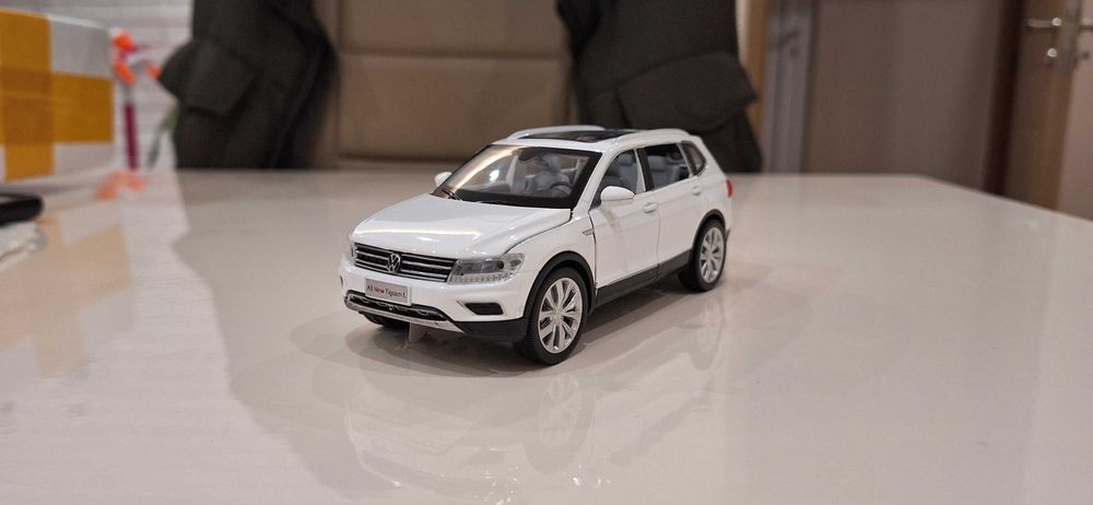 VW Tiguan 1:32 с отваряеми врати, капак, светещи фарове и стопове