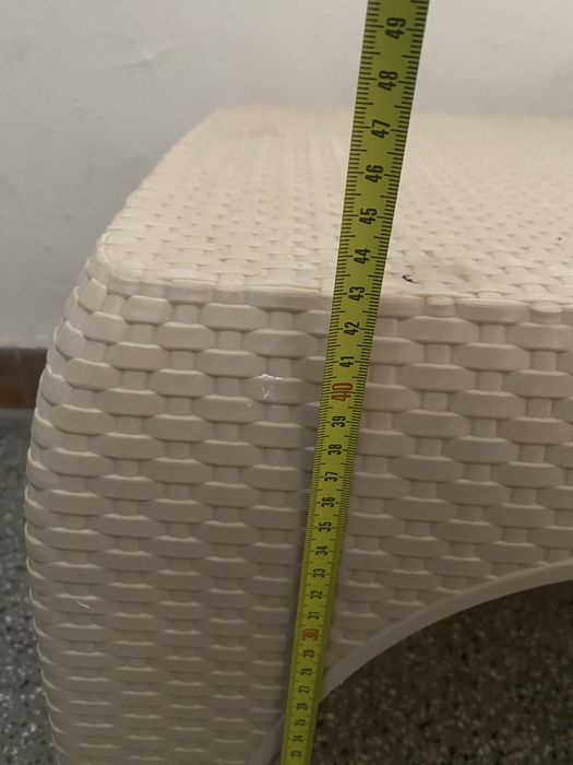 Два стола . Пластмасови, плетени. Алуминиеви крака с подлакътници.