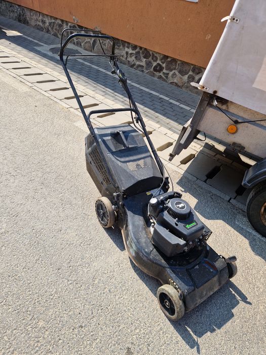 Carucior electric pentru persoane cu dizabilitati sau oameni in varsta