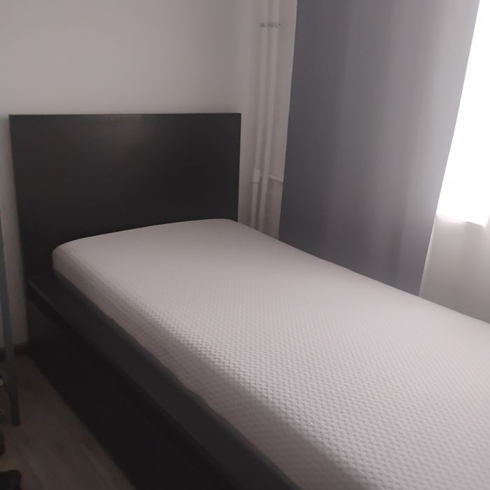 Vând 2 paturi Ikea 90x200 cu saltele și sertare incluse