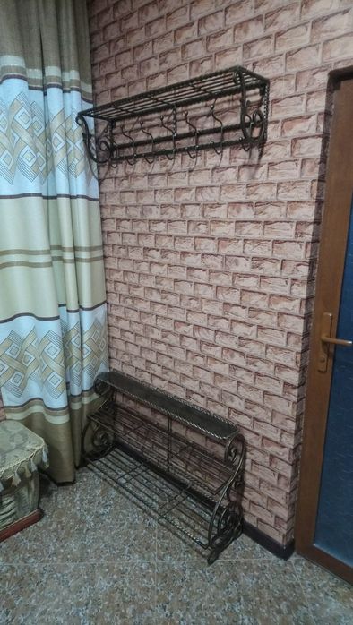 Продаётся напольная Вешалка ,качество отличное ,покрашено под старину