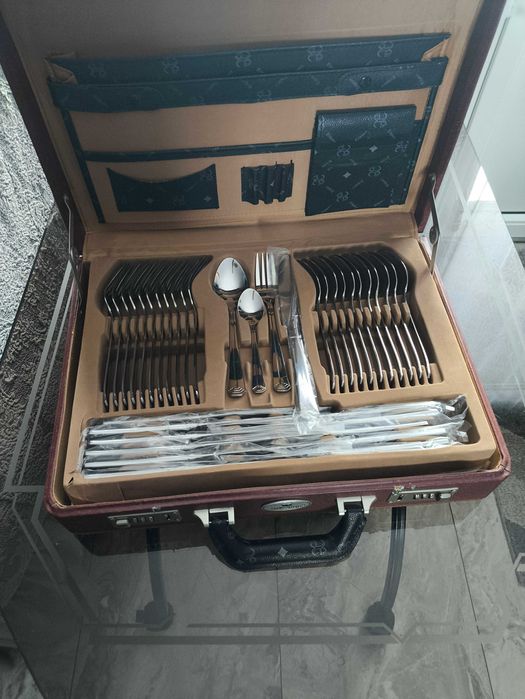 Set tacâmuri 12 persoane 72 piese in valiza.Inox 18/10.