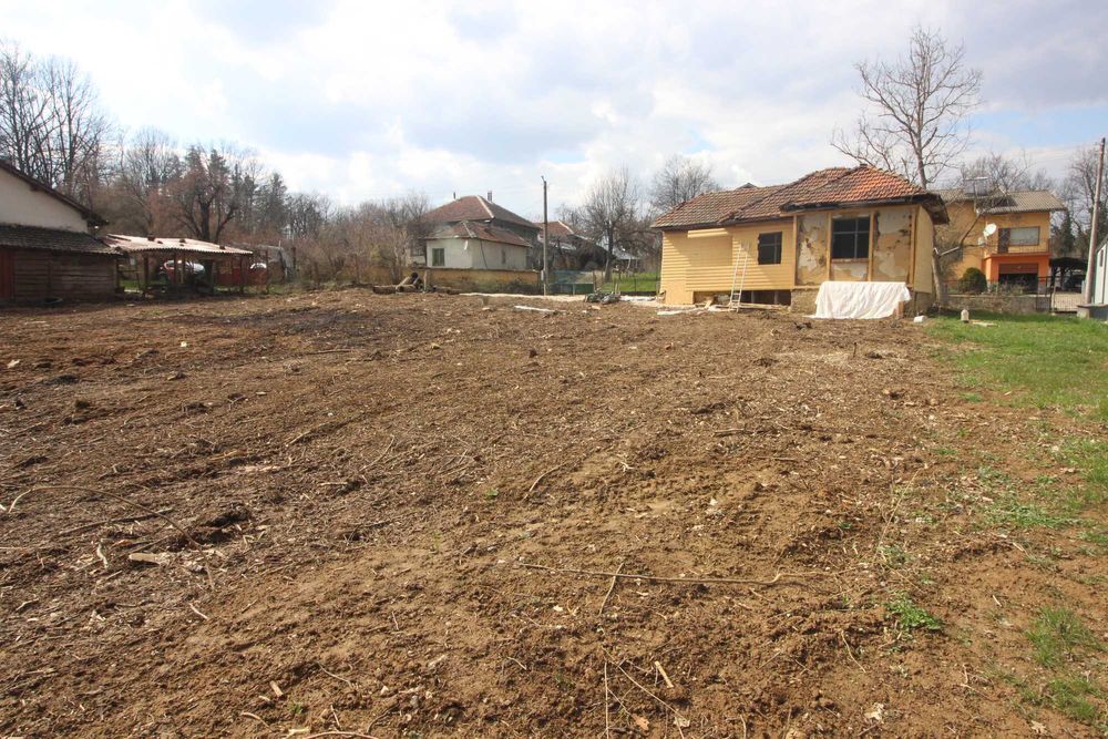 Парцел с къща в с. Новаковци