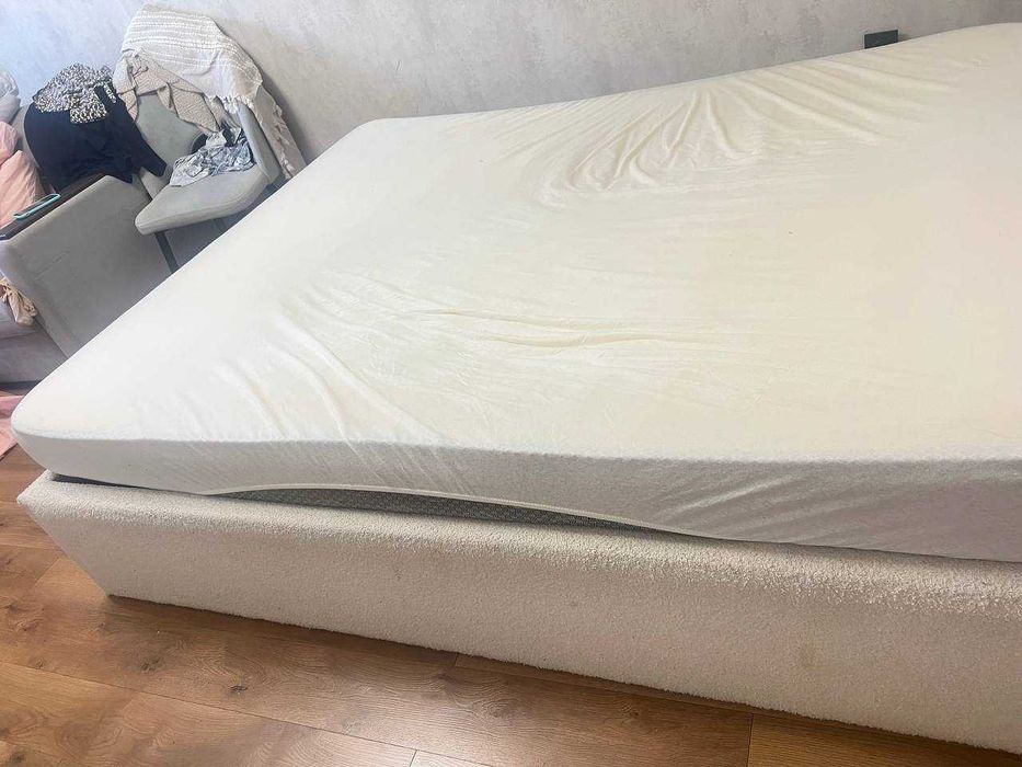Продается двуспальная кровать