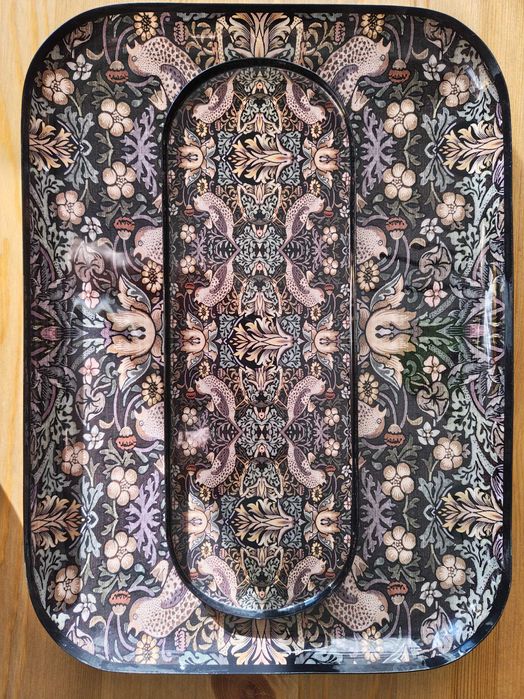 Комплект метални подноси с ефектна  ретро шарка с цветя и птици