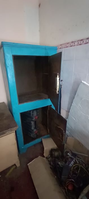 Железный шкаф, стол, ящик