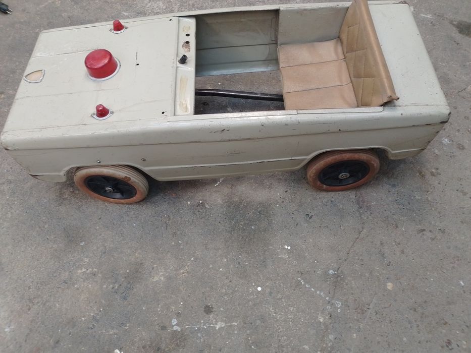 Детска количка на педали