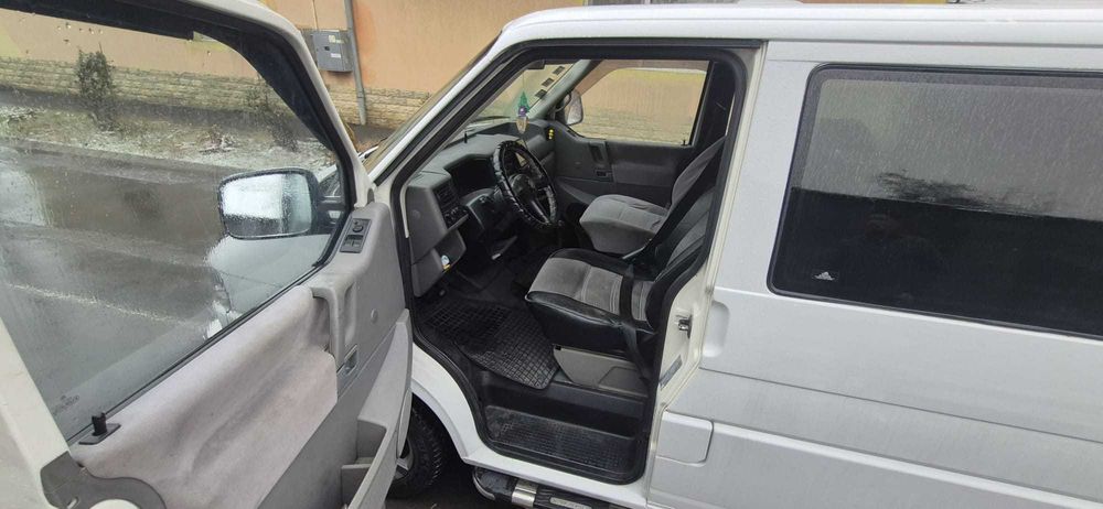 VW Transporter 2.5 TDi 102 Cp cu 8+1 Locuri