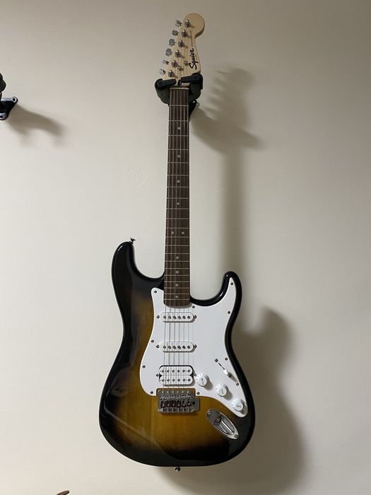 Squier Bullet Strat + комбоусилитель Fender Mustang LT50