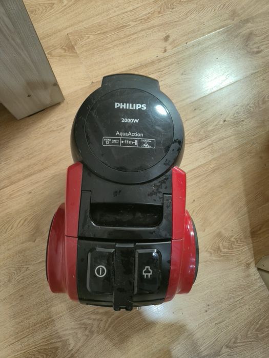 Пылесос б/у 

Безмешковый пылесос с водным фильтром

FC8950/