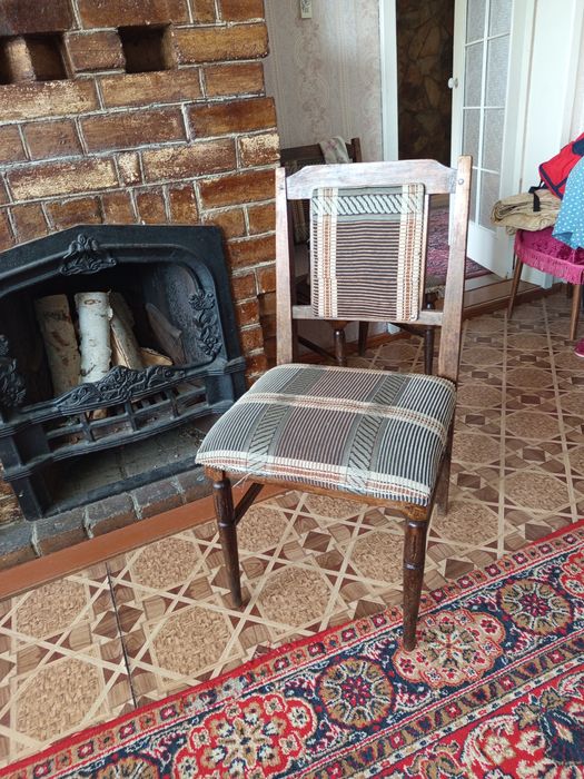 Стул темное дерево, обшивка ткань